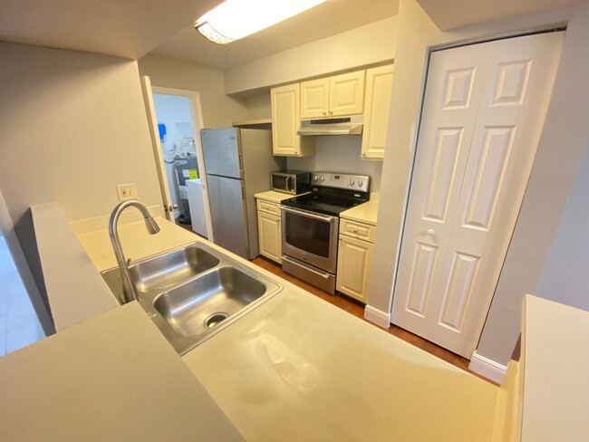 Building Photo - 2-Bed, 2-Bath Condo Near Celebration – Mov...