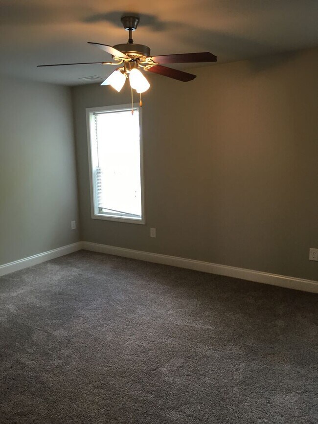 Building Photo - Pre- Leasing Fall 2026 5 Bedroom Near Down...