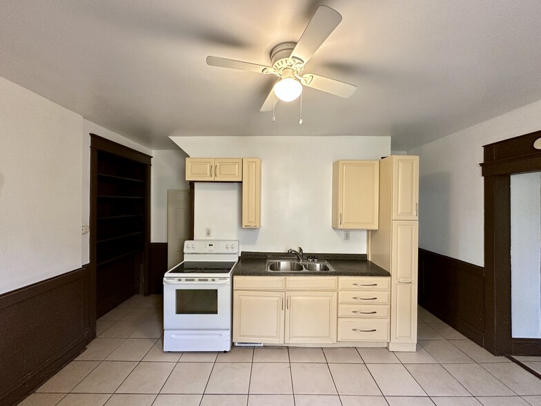 Building Photo - 154 Elmwood St