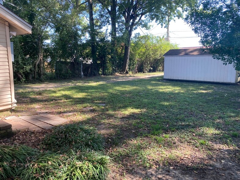 Backyard with additional storage - 1263 Agnes Pl