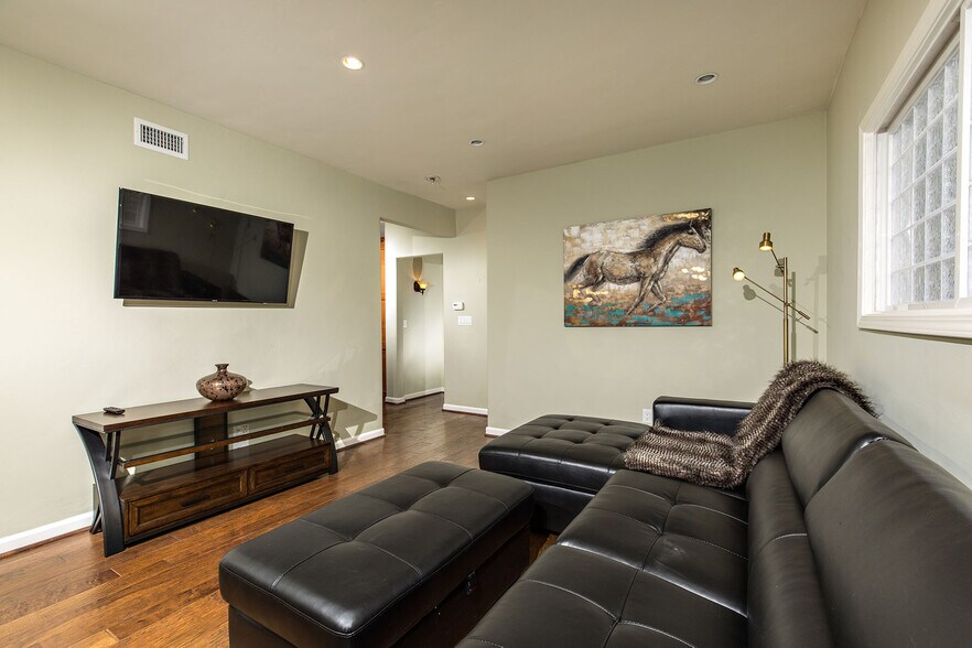 Building Photo - 3572 4th Ave