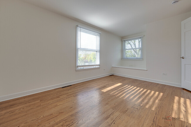 Building Photo - 813 Meadow Ln