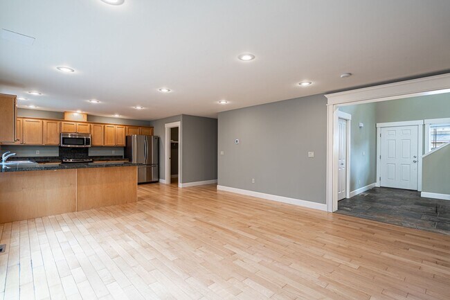 Building Photo - 3 Bedroom Townhome at The Vineyard