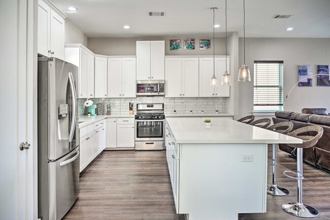 Building Photo - 6403 Bowling Green St