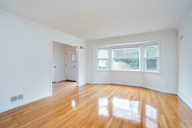 Building Photo - 10 Old Westbury Rd