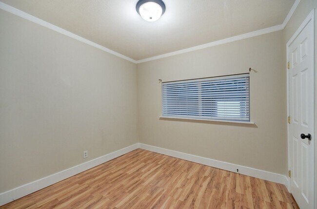 Building Photo - Charming Home in Sought-After Lower Kennydale