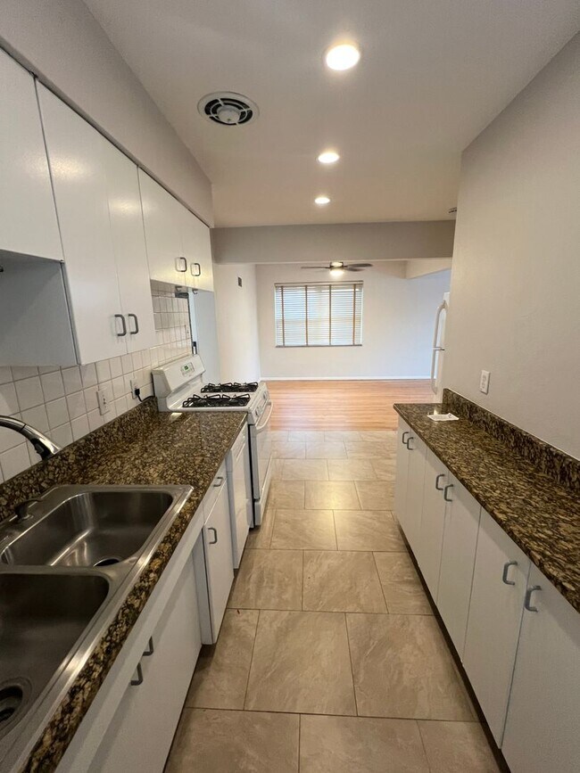 Building Photo - 5012-5014 Jamieson