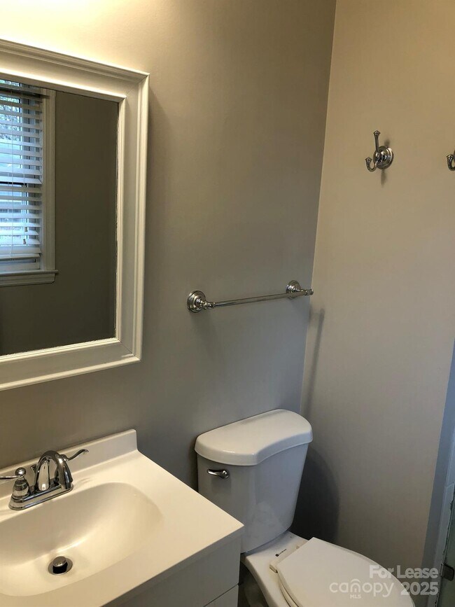 Building Photo - 5925 Quail Hollow Rd