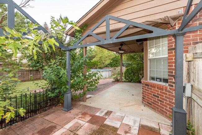 Building Photo - 5 Bed / 2.5 Bath in South Tulsa!