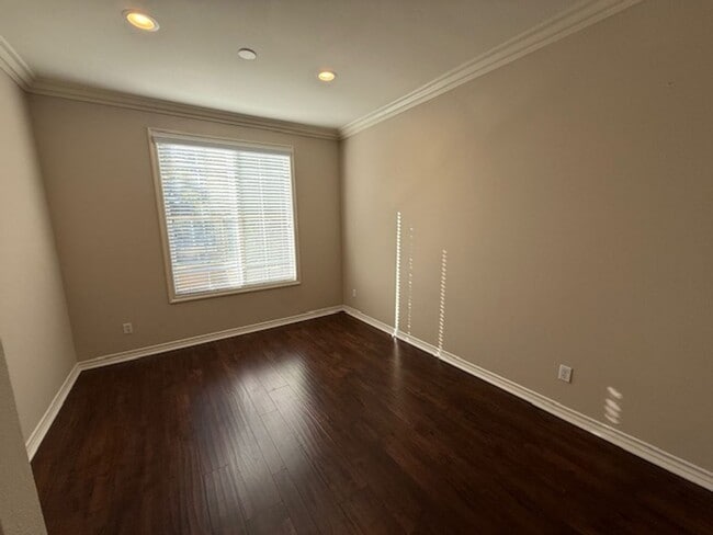 Building Photo - Condo in highly sought-after Vantage Commu...
