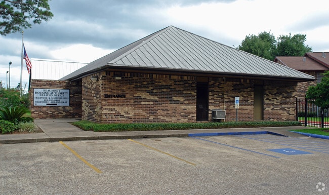Building Photo - Tracewood II