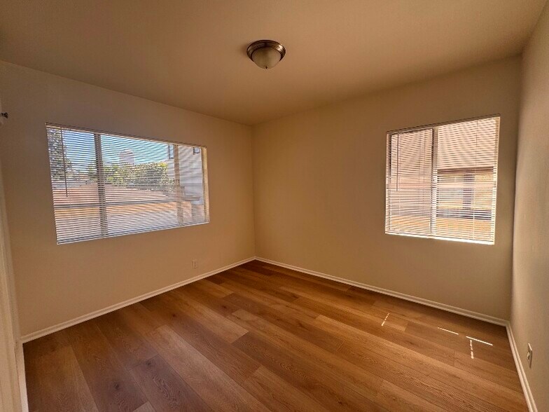Building Photo - 2412 N Poinsettia Ave