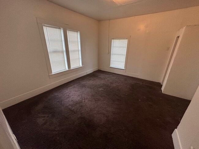 Building Photo - 3 bed 1 bath single family home