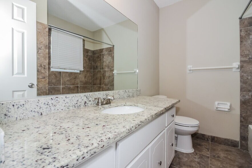 Building Photo - 4102 Royalcrest Dr