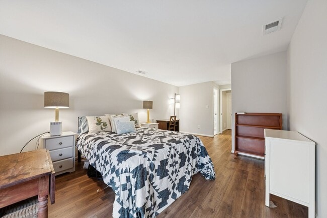 Building Photo - Welcome home to this beautifully updated end-unit townhome in the heart of Kingstowne — one of No...