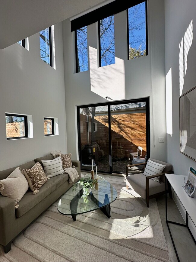 Building Photo - 2702 N Carroll Ave