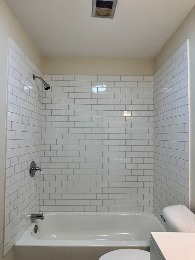 Building Photo - 1820 Tunnel Blvd