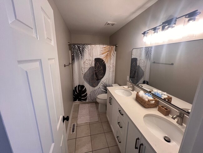 Building Photo - 828 N Maple St