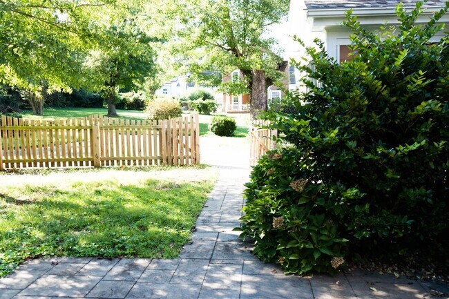 Building Photo - 3 Bedroom Home Located Near UVA