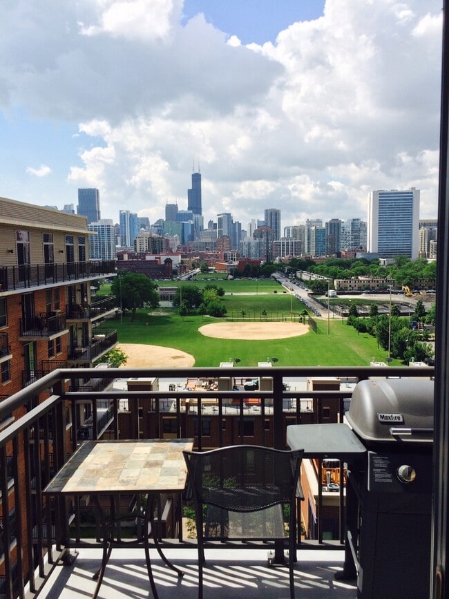 Building Photo - 437 W Division St