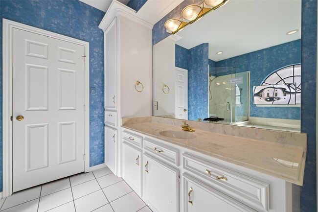 Building Photo - 8023 Oakwood Hollow St