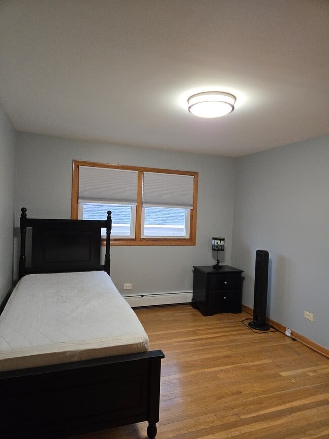 Building Photo - 6146 N Melvina Ave