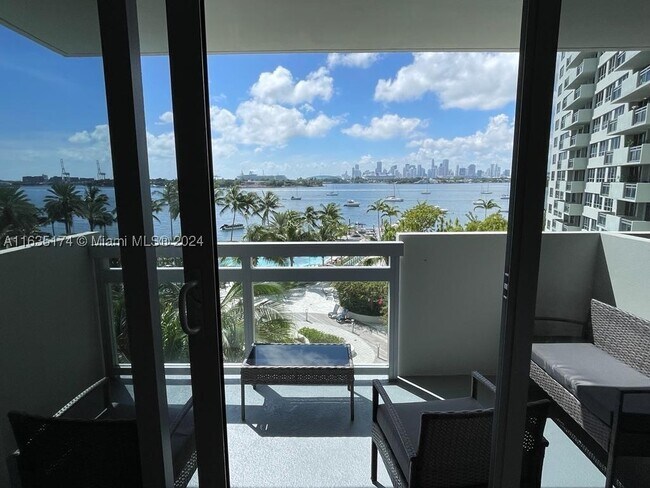 Building Photo - 1500 Bay Dr E