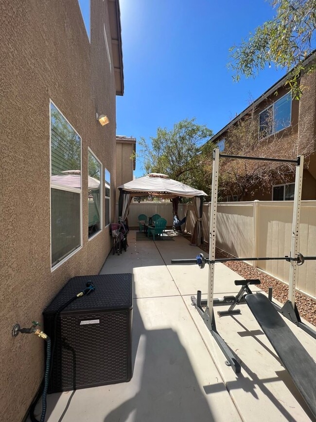 Building Photo - ABSOLUTELY AMAZING! Large 4 bedroom 2 stor...