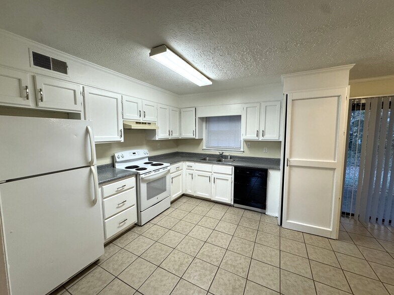 Building Photo - 107 Barrington Dr