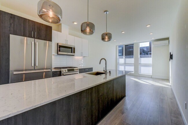 Building Photo - Terrific Townhome