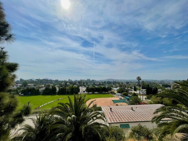 Building Photo - Beautiful One Bedroom One Bathroom Plus Den in La Mesa!