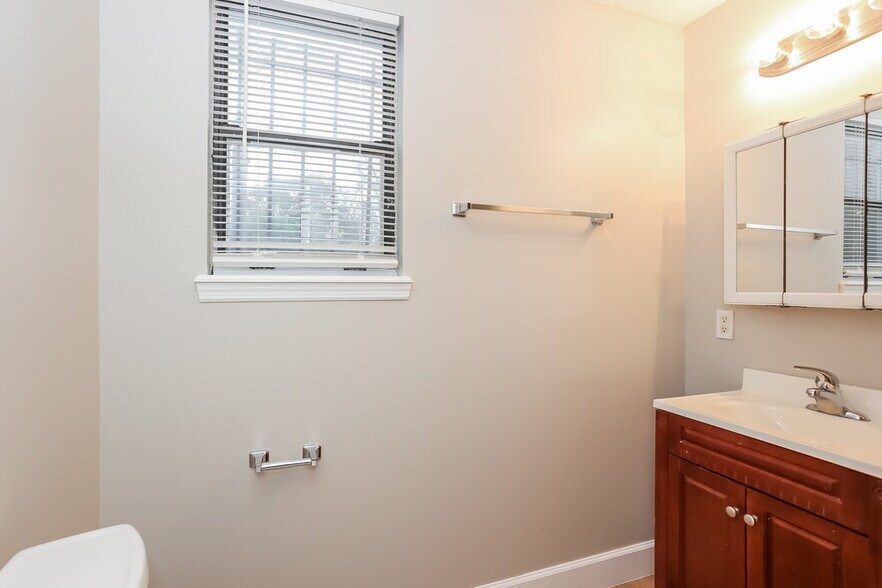 Building Photo - 2611 Lowes Pl