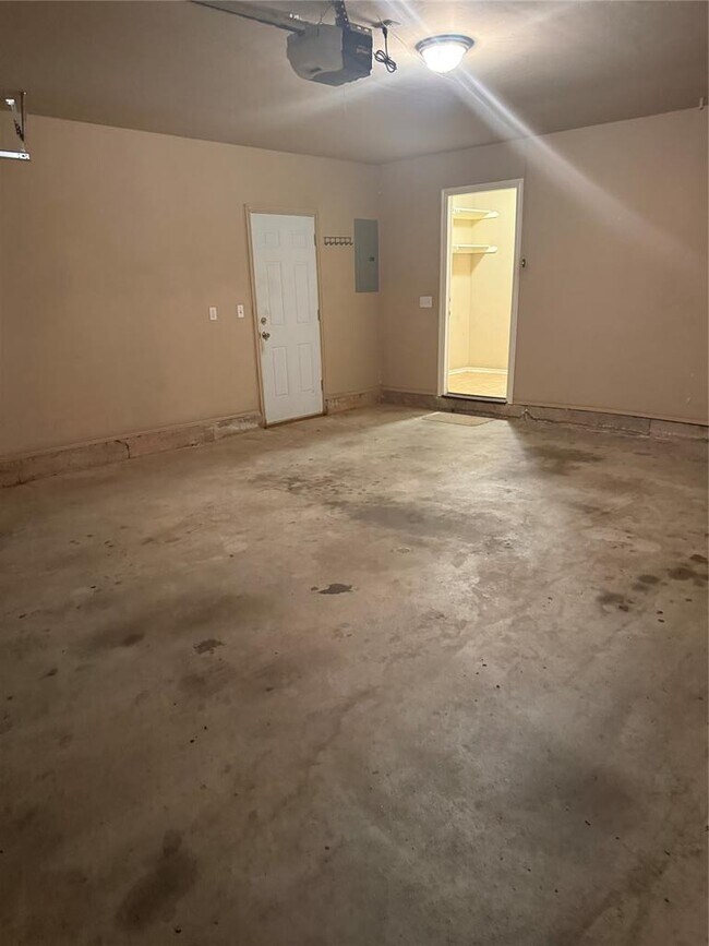 Building Photo - 400 S Castle Ridge Ln