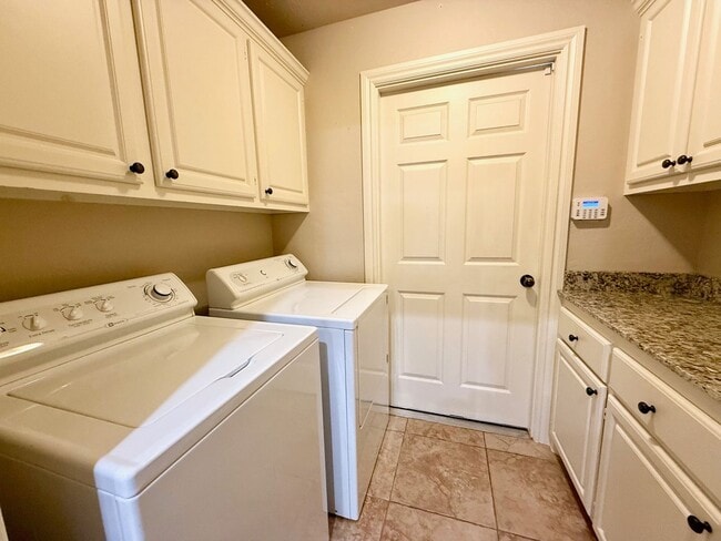 Building Photo - Fantastic Location, Fantastic Exec Home