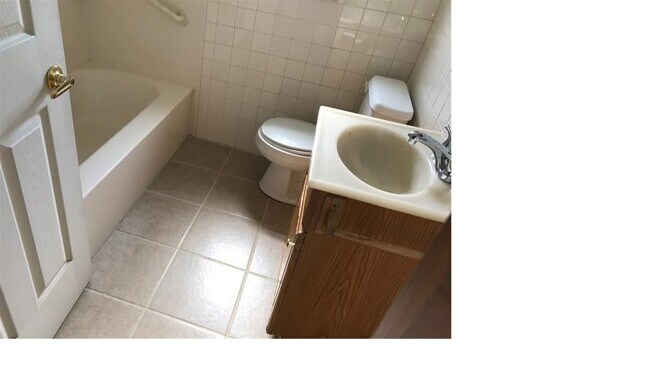 Full bathroom - 302 Anthon Dr