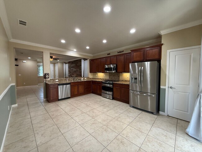 Building Photo - 55+ Community Home in Great Condition!