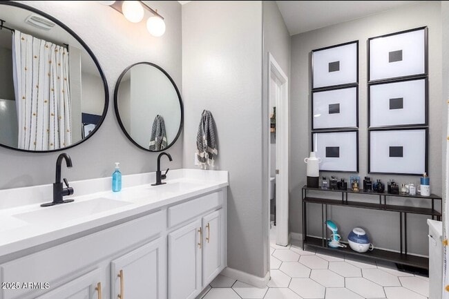 Building Photo - 155 W Jamaica Pl