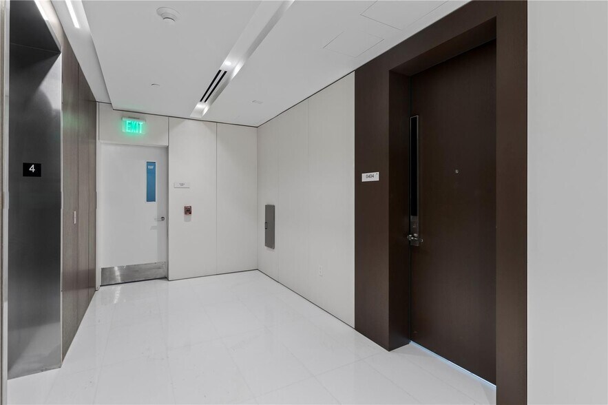 Building Photo - 300 S Biscayne Blvd