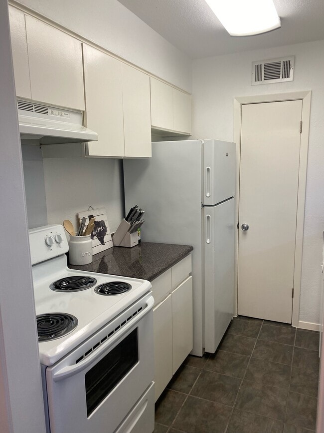 Building Photo - Two Bedroom in Oaklawn