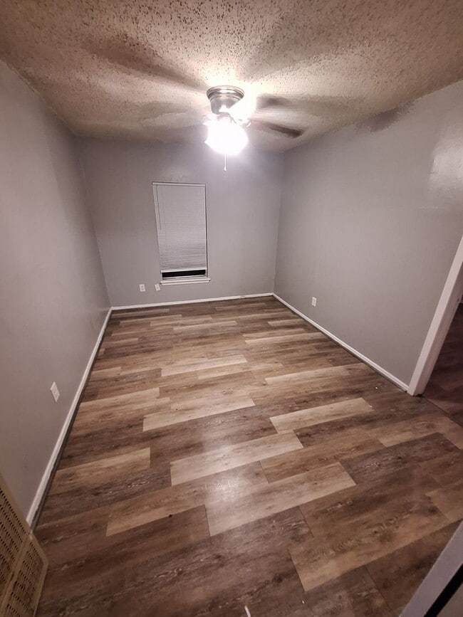 Building Photo - 3 bedroom, 1 bath