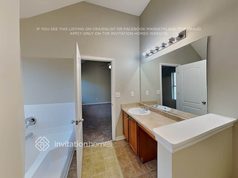 Building Photo - 3967 Rosebud Park Dr