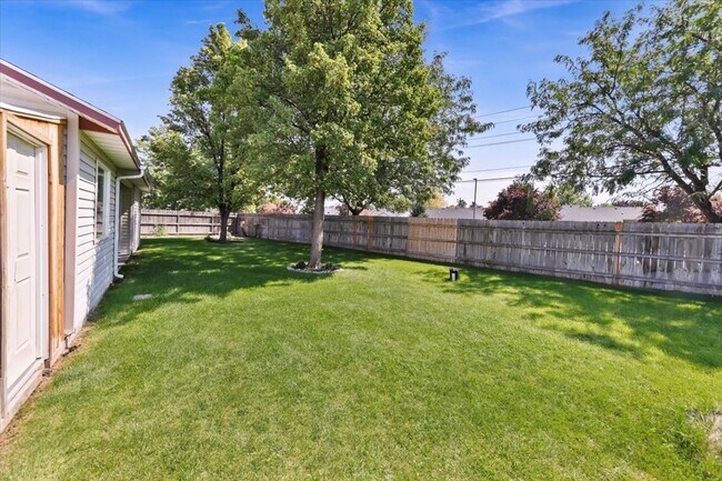Building Photo - Stylish 3-Bed Home with Spacious Backyard ...