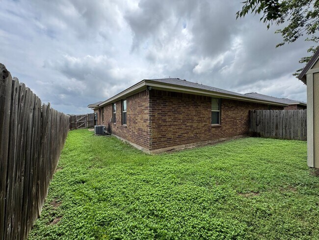Building Photo - 4305 Cambridge Dr