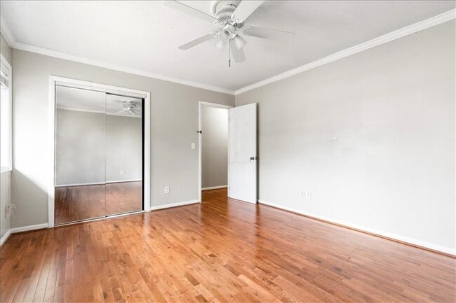 Building Photo - 2412 Peachwood Cir NE
