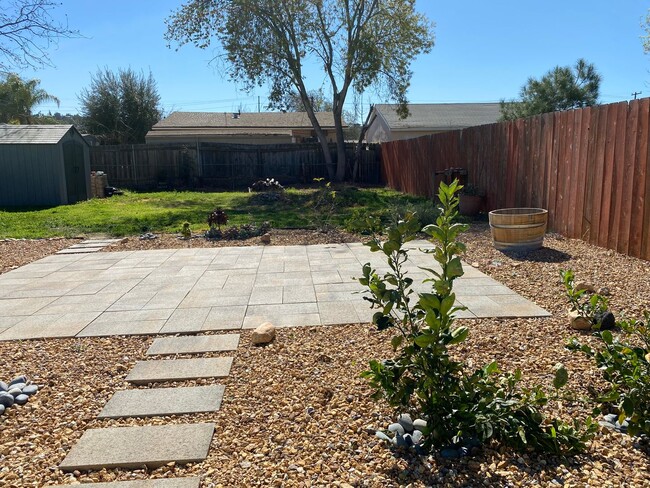 Building Photo - Beautiful Single-Story 2 Bedroom, 1 Bath w...