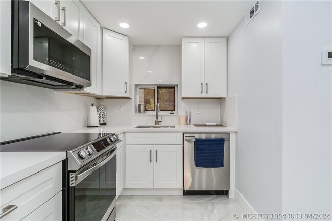 Building Photo - 9523 S Hollybrook Lake Dr
