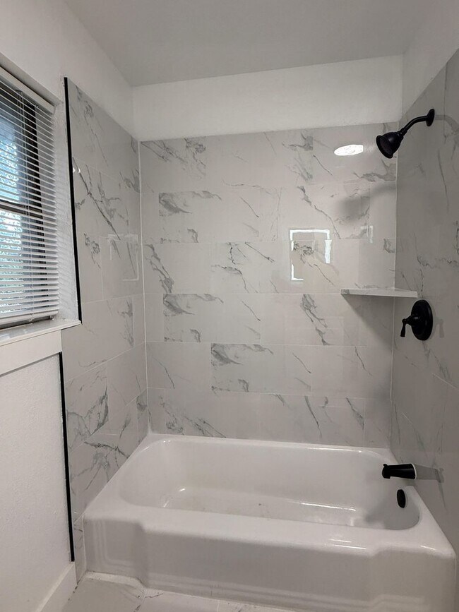 Building Photo - BEAUTIFUL HOME IN HOUSTON. MOVE IN READY!.