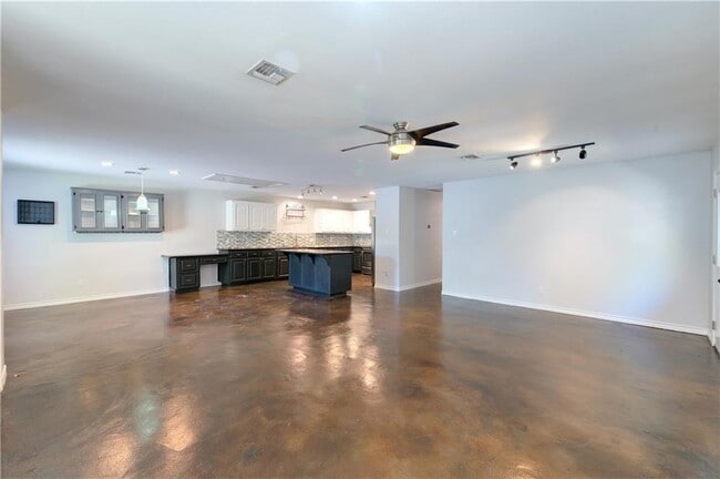 Building Photo - 5610 Oak Blvd