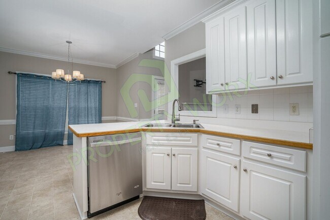 Building Photo - Executive Style Rental in Red Oak