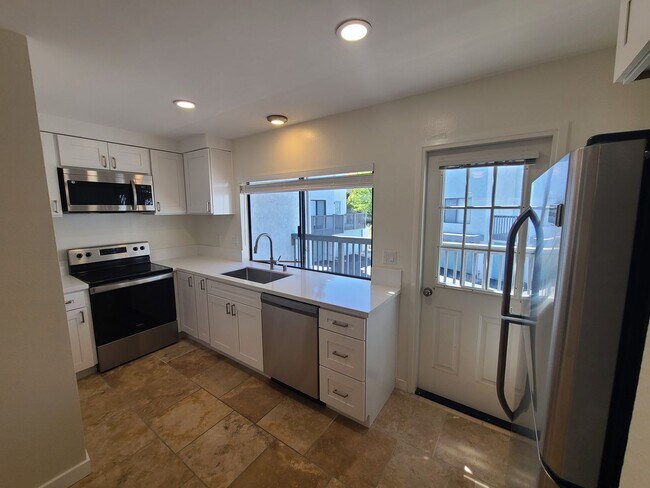 Building Photo - Spacious and remodeled 2 Bed 2.5 baths in ...